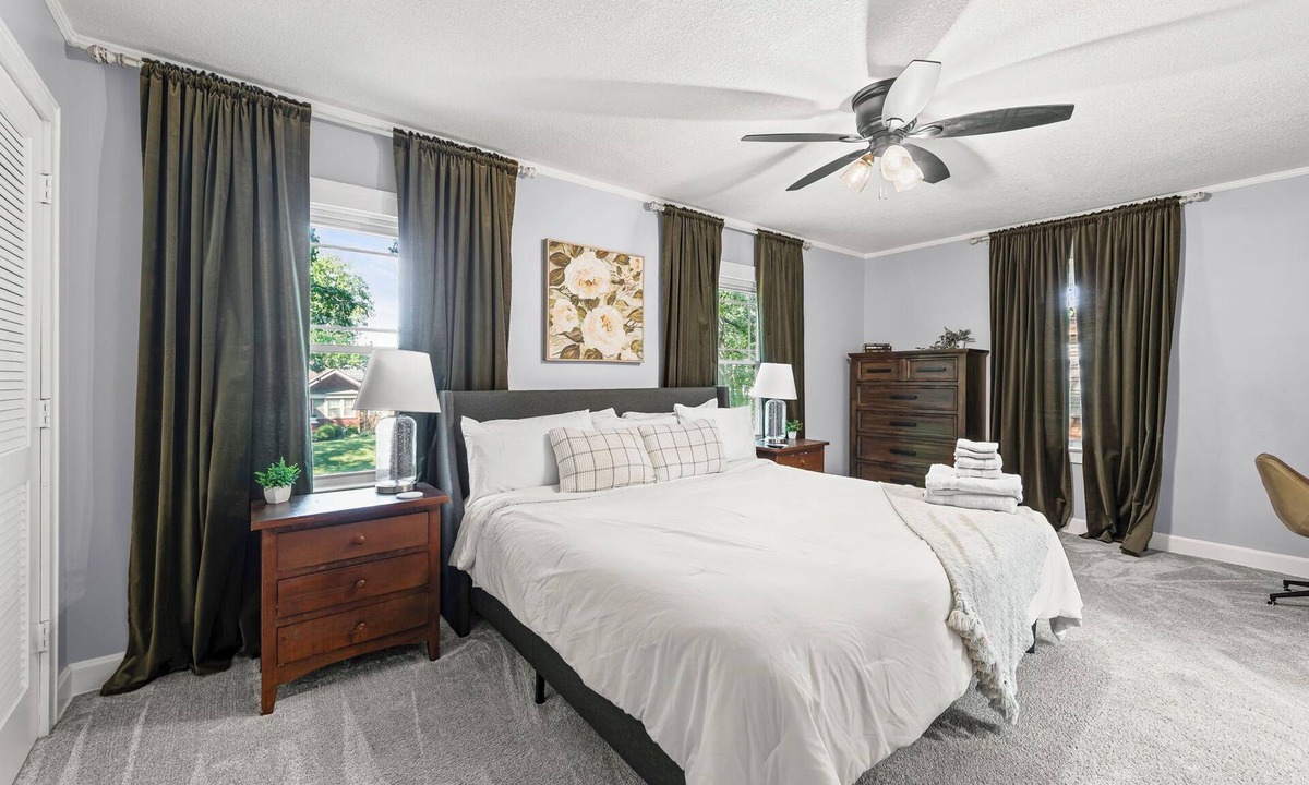 South Kansas City House | Brookside Nest Chic Getaway by UMKC & Plaza w/Deck