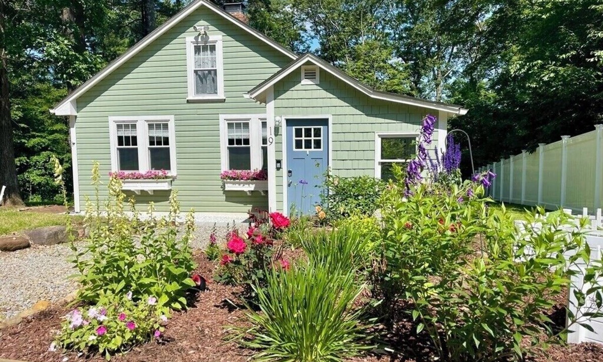 Brimfield House | Bungalow 19 by the Little Alum Lake in Brimfield