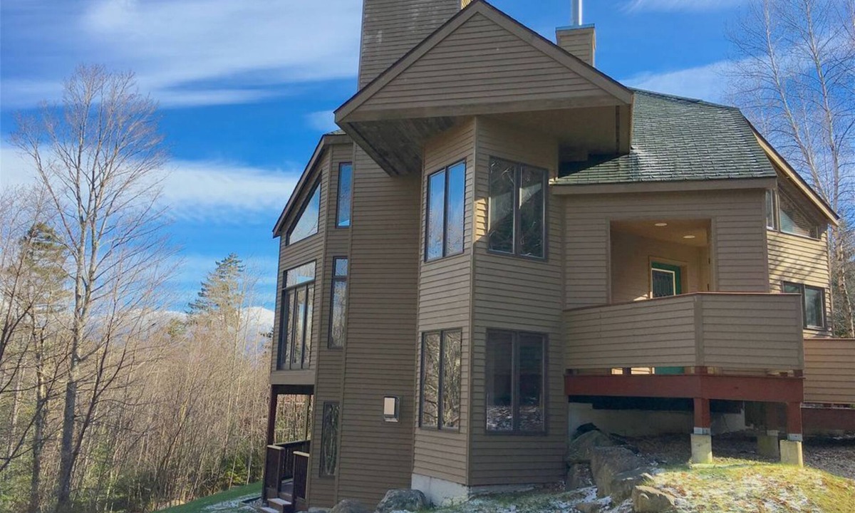 Bretton Woods House | C7 Beautifully appointed slopesideCrawford Ridge end unit townhome with fireplaces, yard