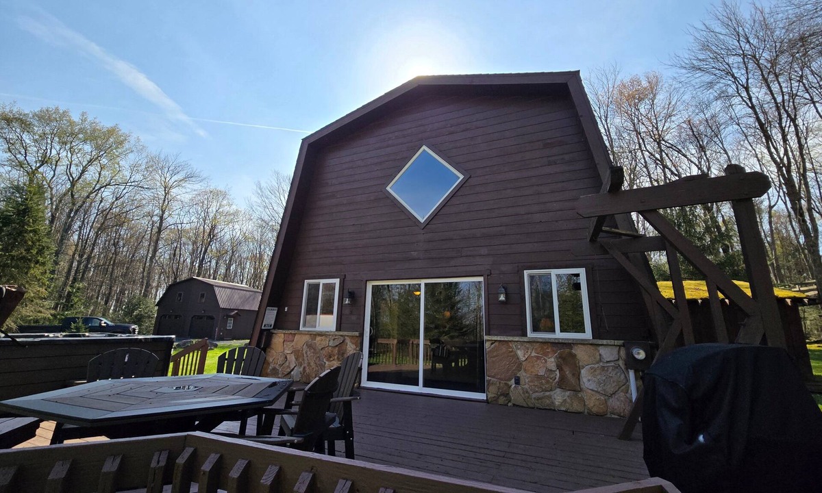 Accident House | Cabin Escape | Hot Tub + Loft + Sleeps 8