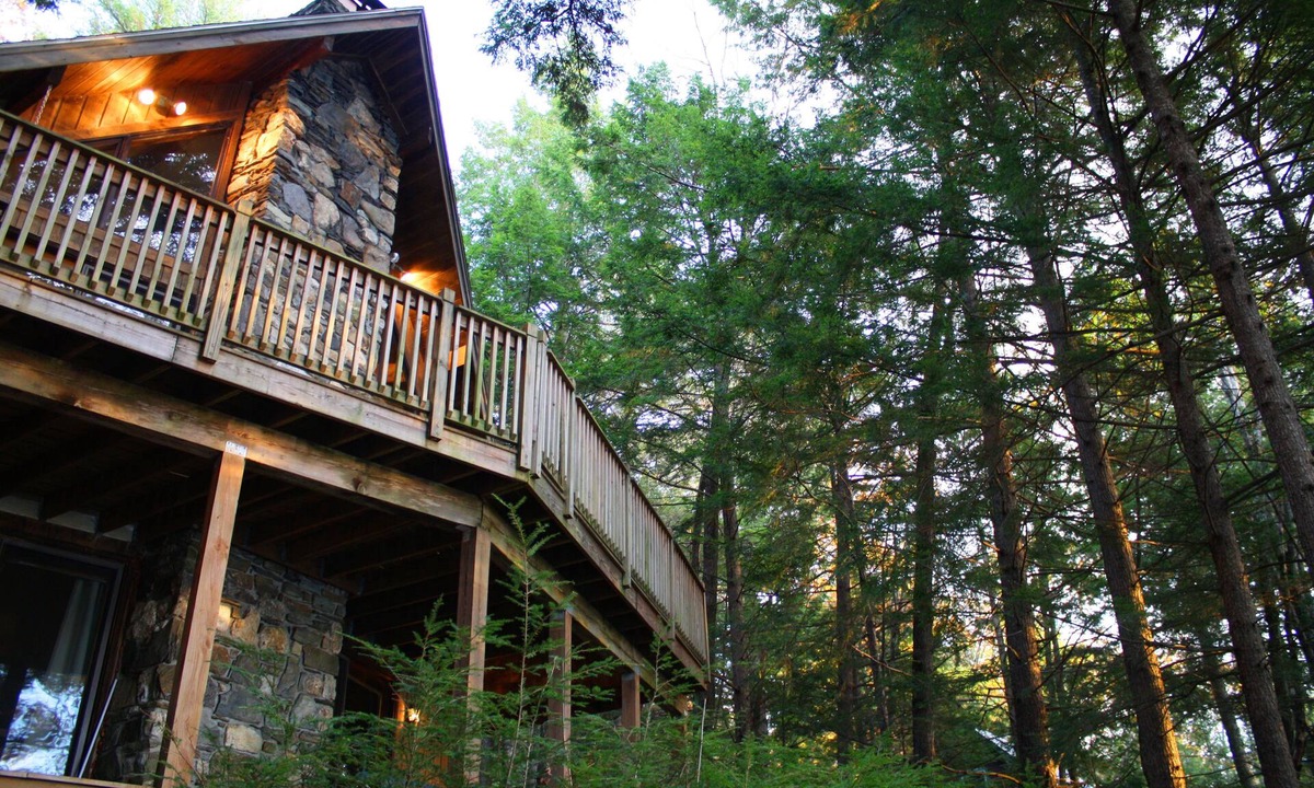Casco House | Cabin Over the Pond