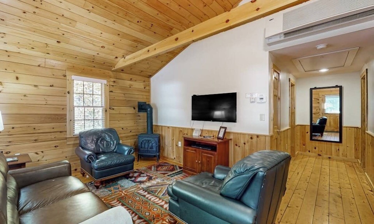 Northport Cabin | Cabin surrounded in nature walks, equipped with kitchen, fireplace, AC