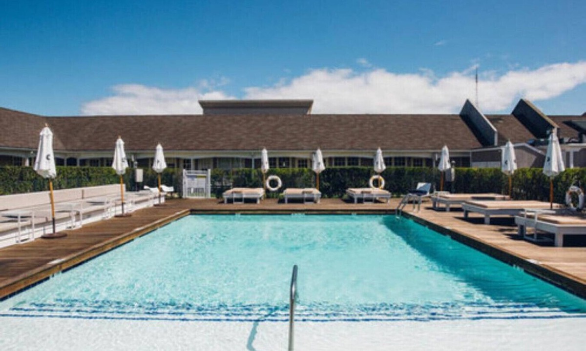 North Sea Hotel | California King Poolside, Daily Breakfast, Minibar
