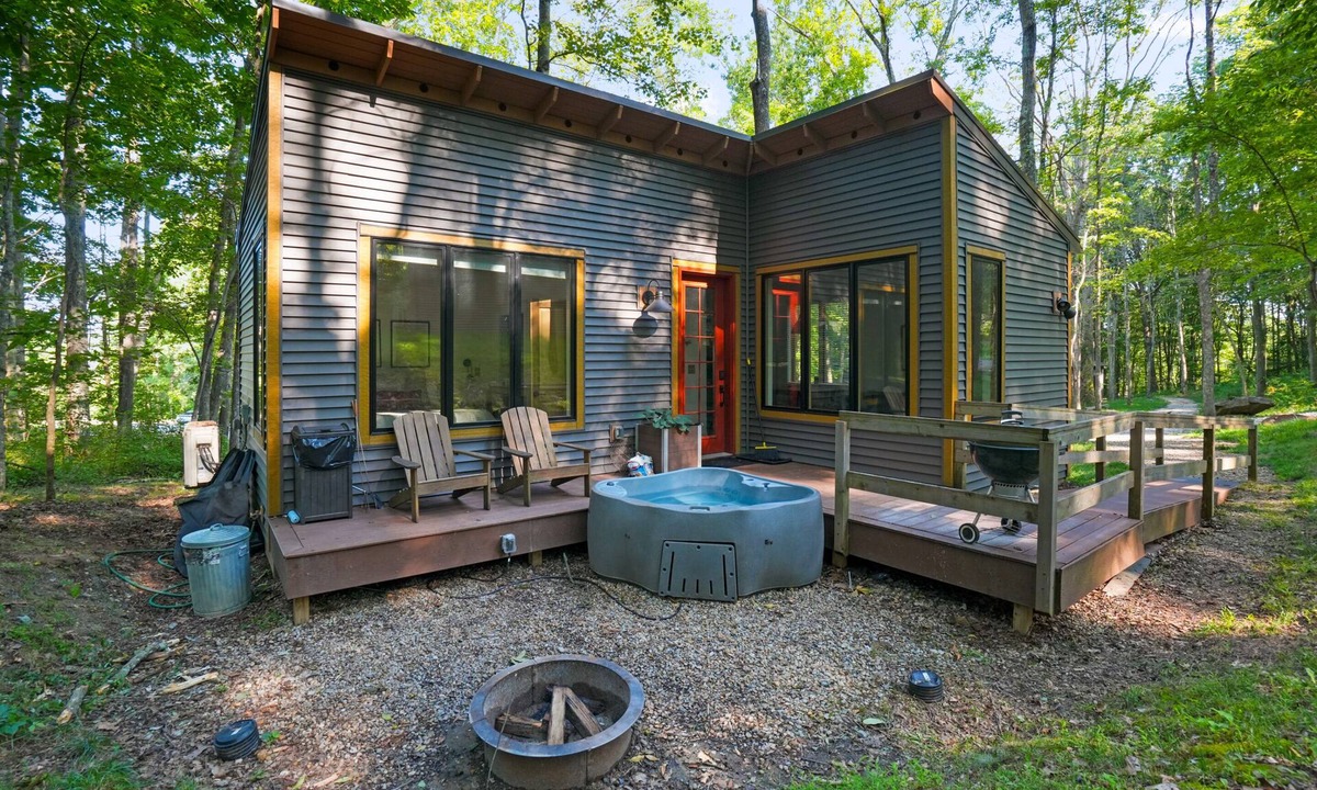 New Plymouth Cabin | Camp Emerson | Hocking Hills, Hot Tub