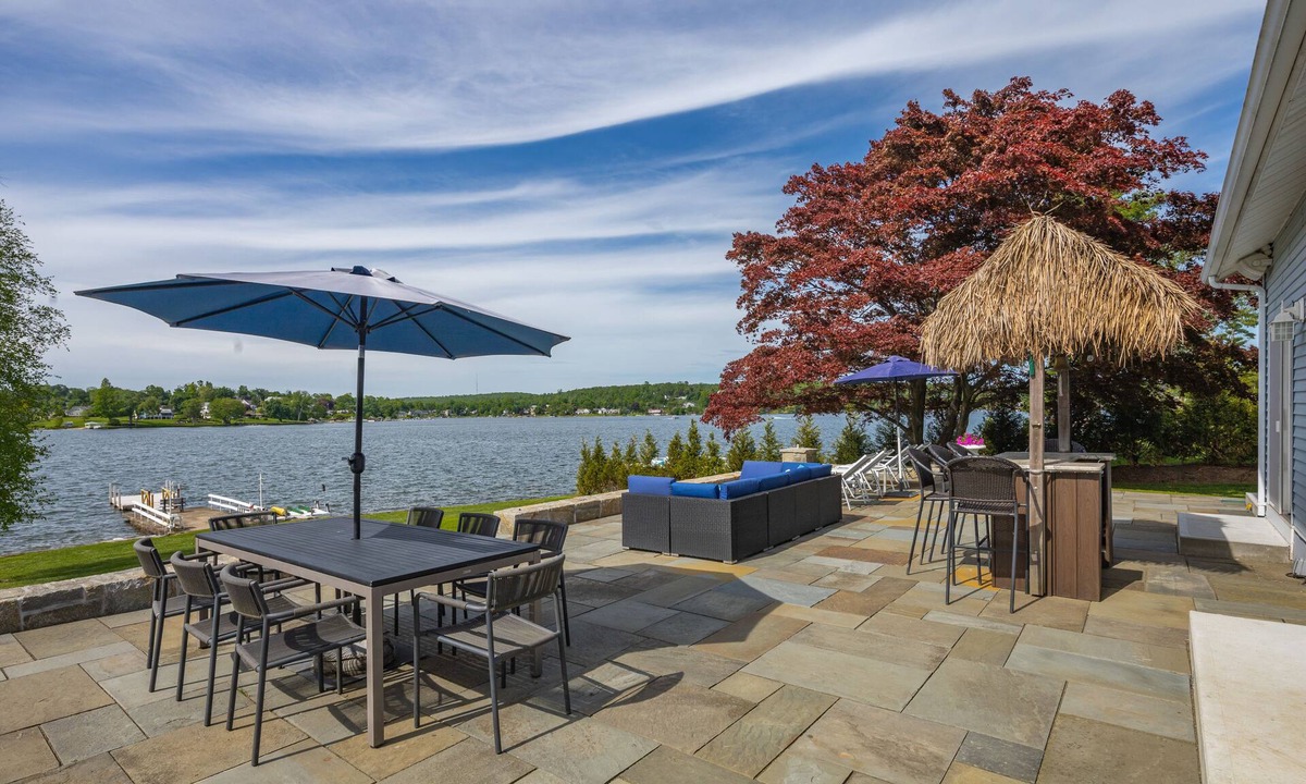 Danbury House | Candlewood Lakefront 3bd/2 bath house w/180 degree views!