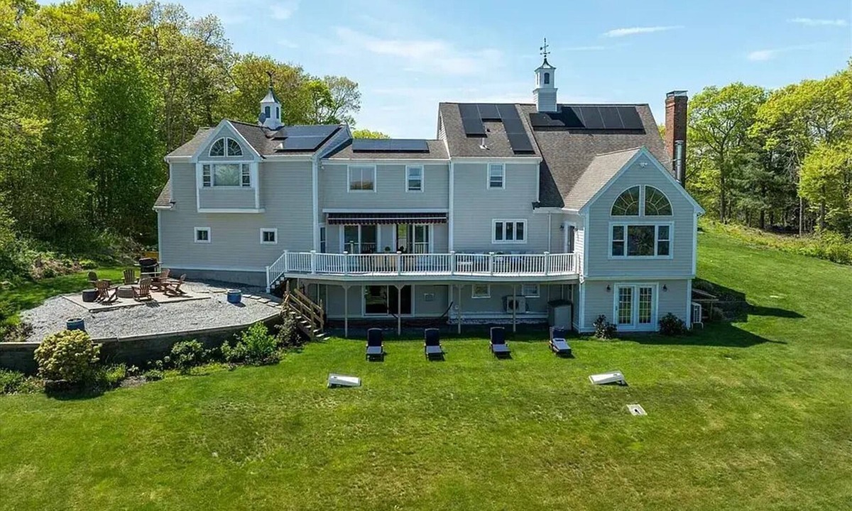 West Wareham House | Cape Cod Getaway w/Private Lake, Petting Zoo, Kayaks, Jacuzzi Tub, Gym + more!