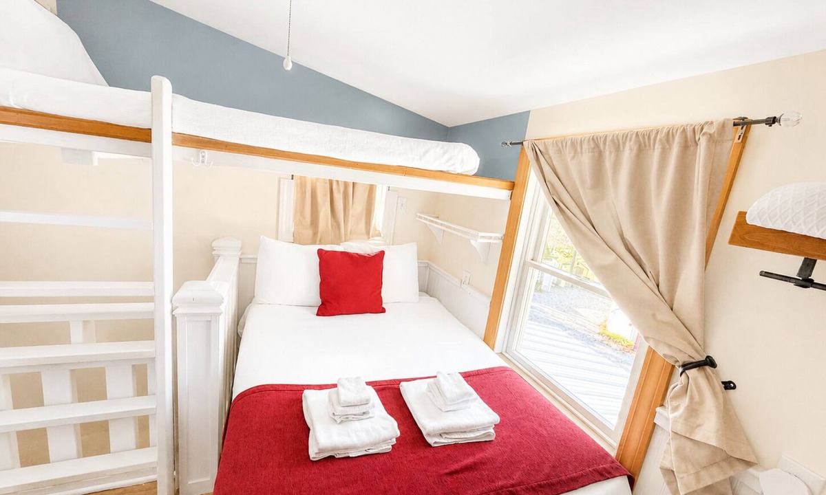 Wolfeboro Apartment | Caretakers Apartment-Split level w/Wet Room Bath