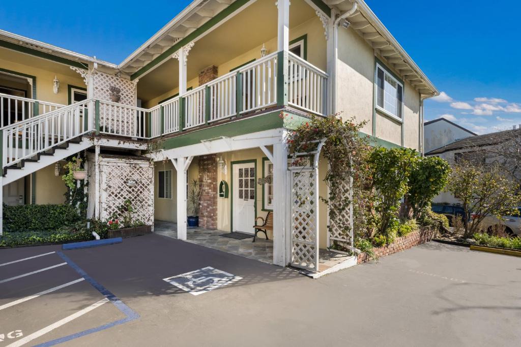 Northeast Carmel Hotel | Carmel Inn & Suites