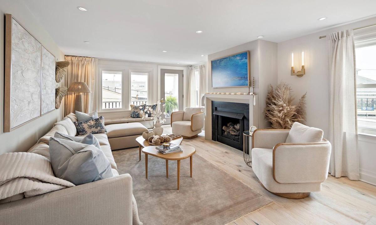 Salisbury Beach House | Casablanca-Luxury Retreat/2 Kings/Steps to Beach/PetFriendly
