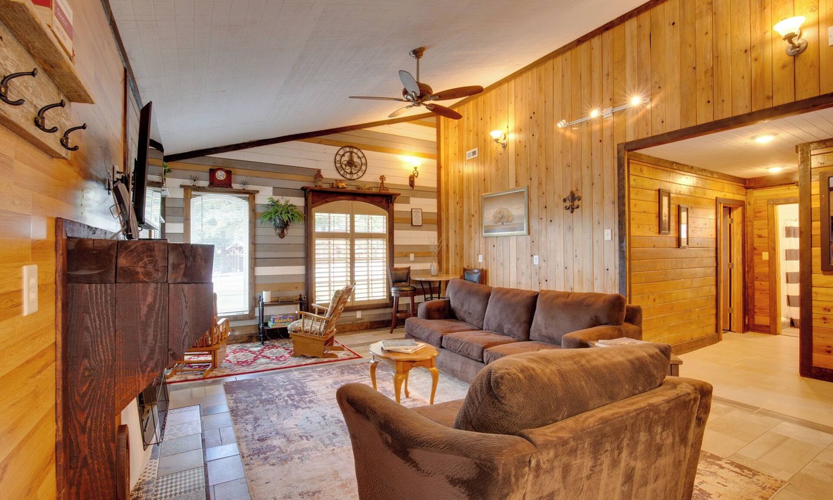 Lake Lafayette Cabin | 'Cedar Pointe' - Peaceful Lake Cabin in Odessa
