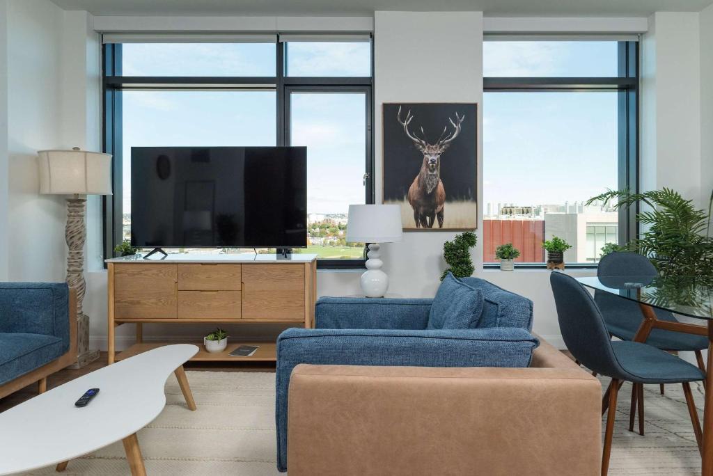 Assembly Square Apartment | Central 1BR Apartment Assembly Square Pool Gym Parking Sleep 5