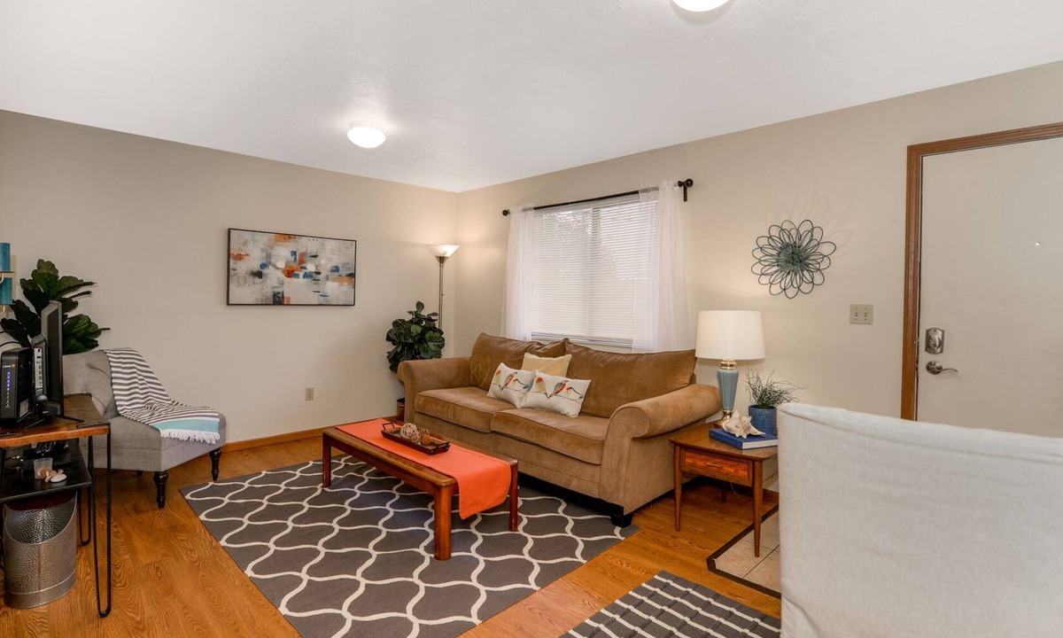 Akron Apartment | Central 2BR Walk to Summa/Near Akron Hospitals/UA