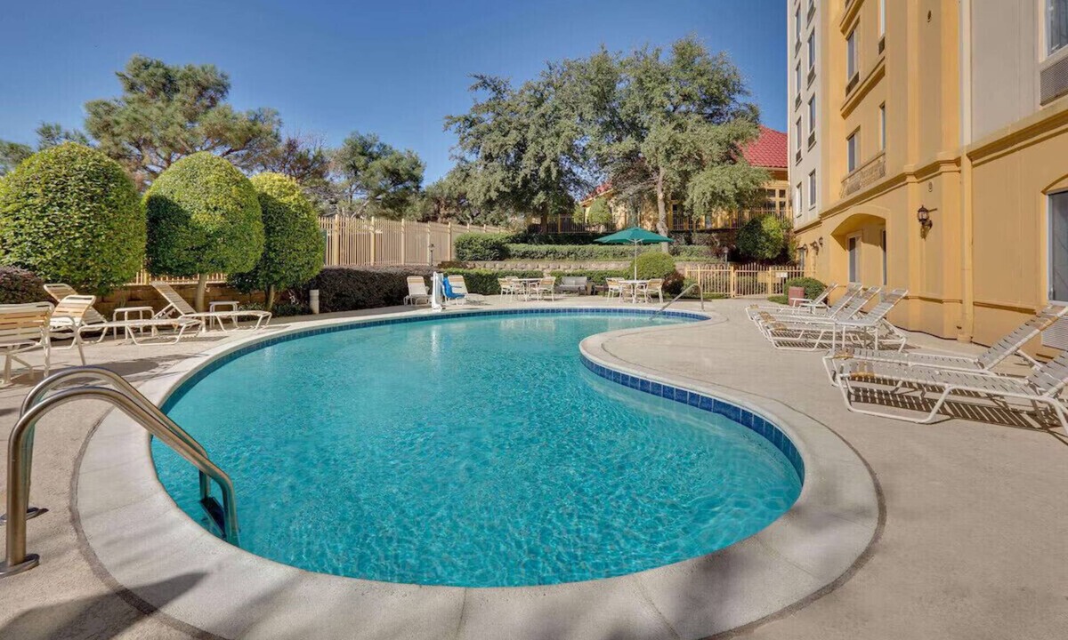 North Dallas Hotel | Central Expressway King Studio w/Breakfast & Pool