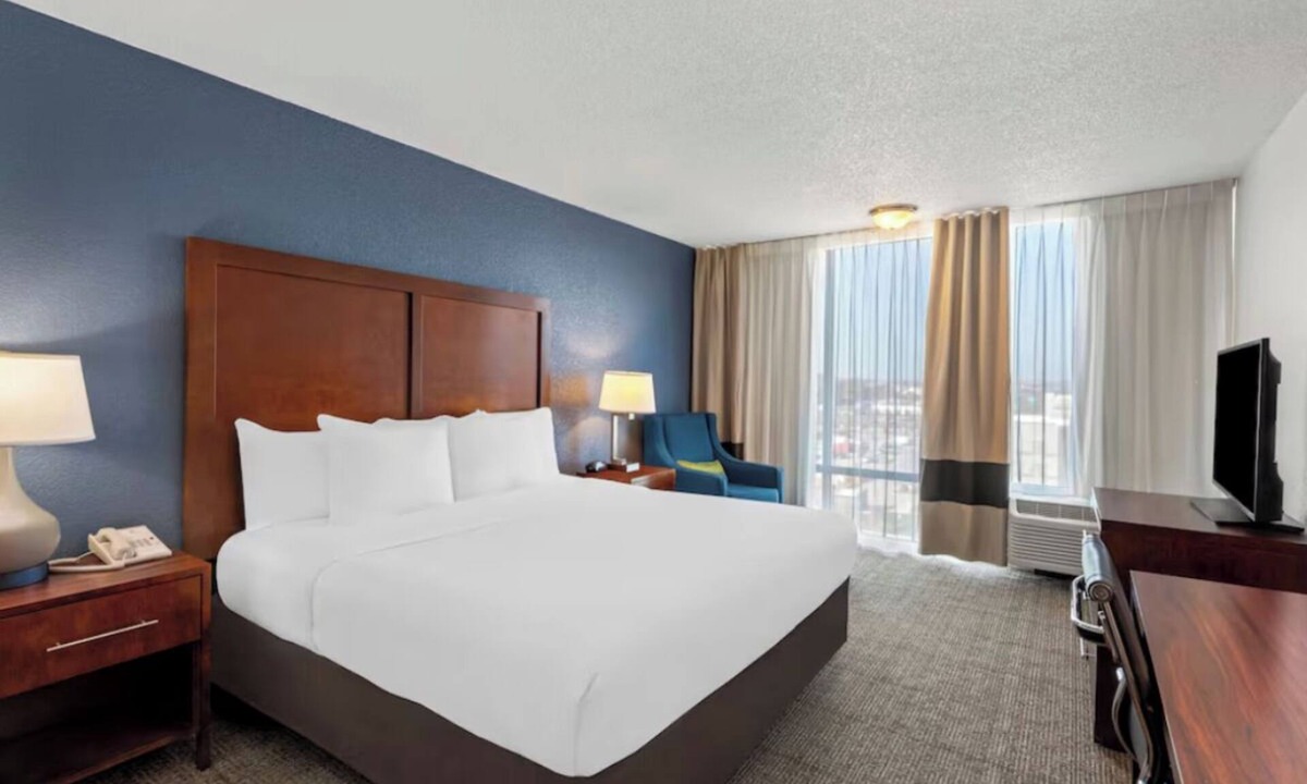 South Central Omaha Hotel | Central Omaha Oasis – Walk to Attractions, Enjoy Pool, Gym & Free Breakfast