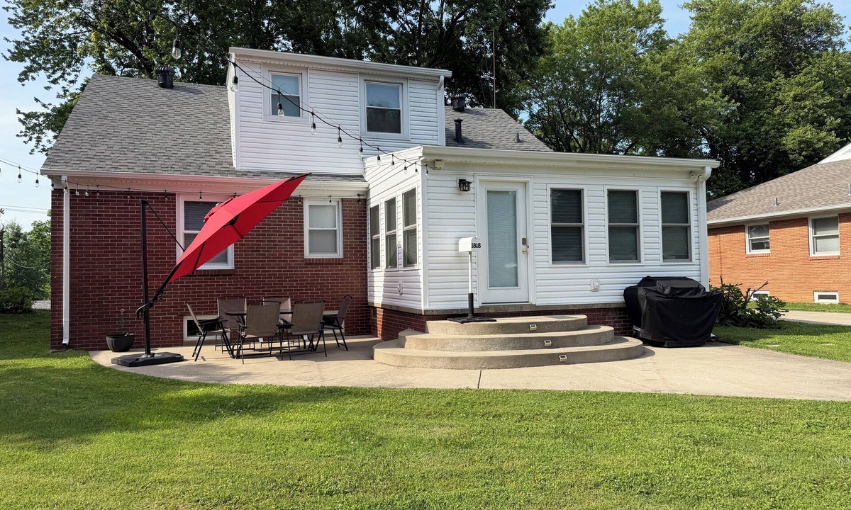 Owensboro House | Centrally Located Mid Century Traditional Home