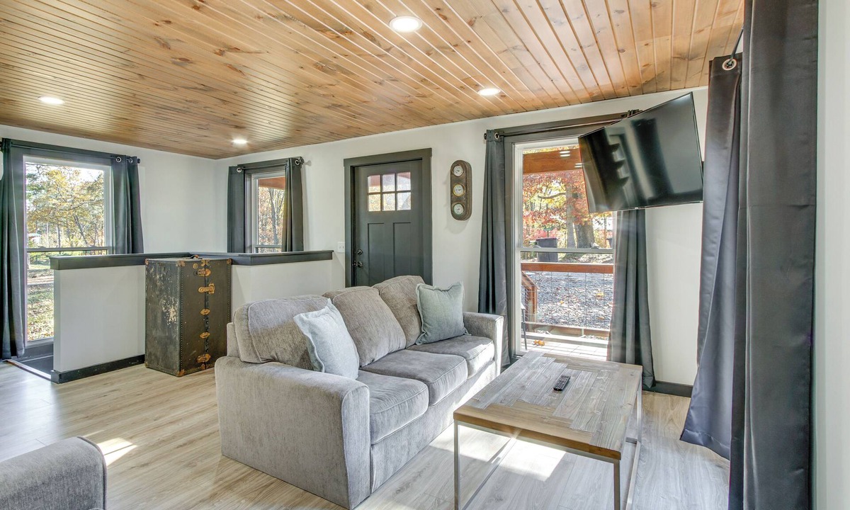 Glouster House | 'Chène Cottage' Near Burr Oak Lake & Trailheads!