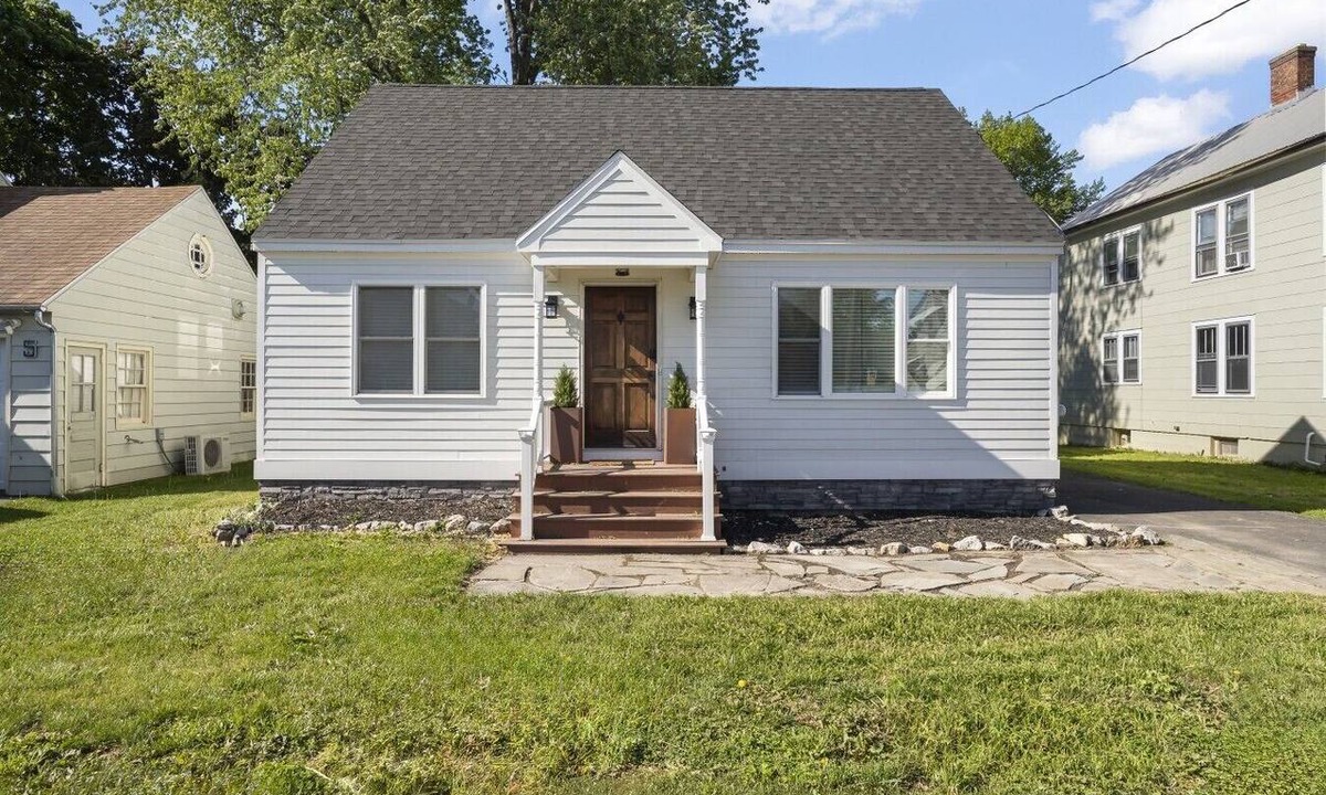 Lorenz Park House | Charles Cottage Near Warren St New Renovation