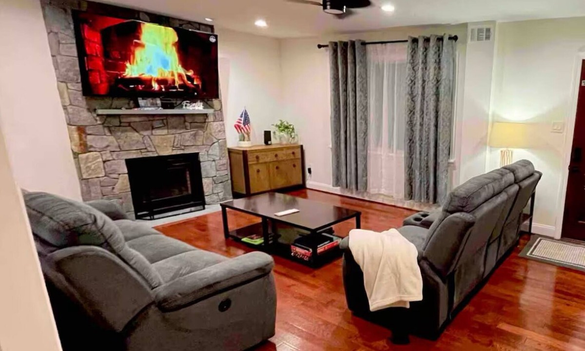 Wheaton-Glenmont House | Charming 2-bedroom one floor house with WiFi, AC in fabulous Silver Spring