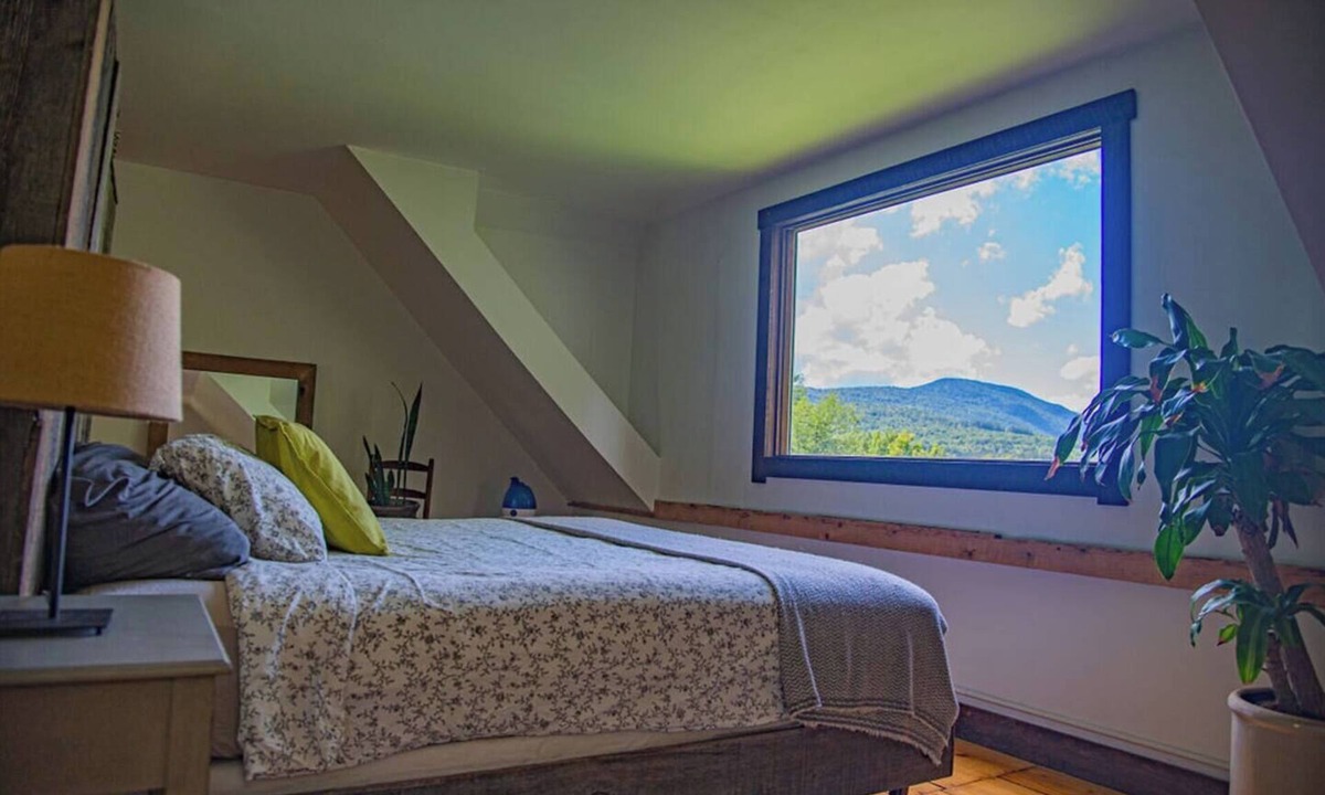 Waterbury House | Charming 2-bedroom farmhouse in beautiful Moretown with AMAZING views!