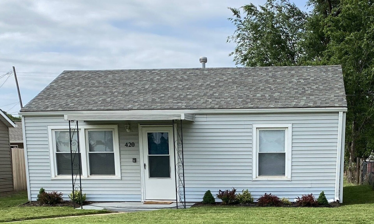 Hutchinson House | Charming 2-bedroom house in Hutchinson with WiFi and AC