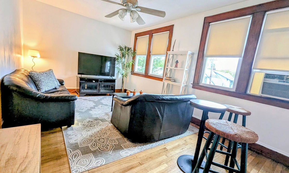 New London House | Charming 2-bedroom house with Wi-Fi, AC in marvelous New London CT