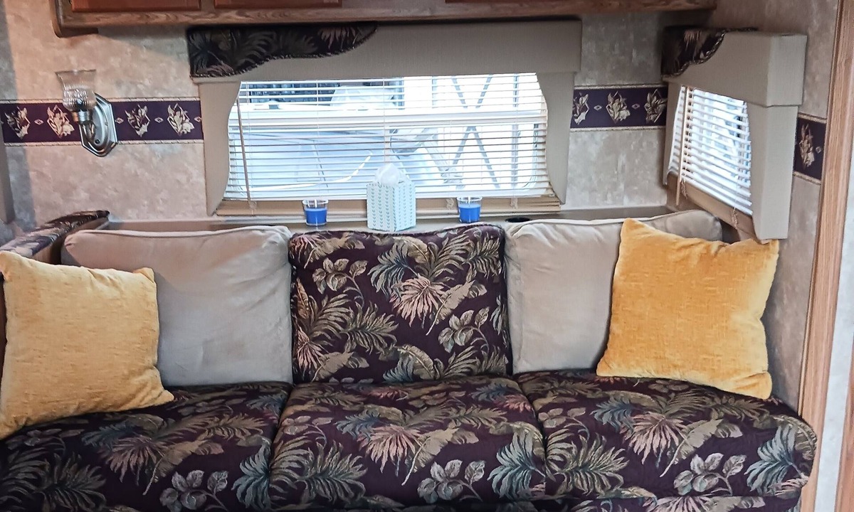 Nashport House | Charming 2-bedroom RV on the water in Thornville with WiFi, AC