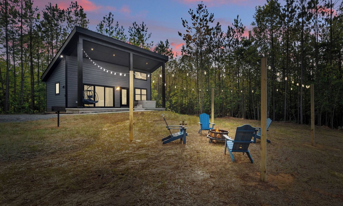 Schuyler House | Charming 2-bedroom tiny home near wineries and hiking, with hot-tub.