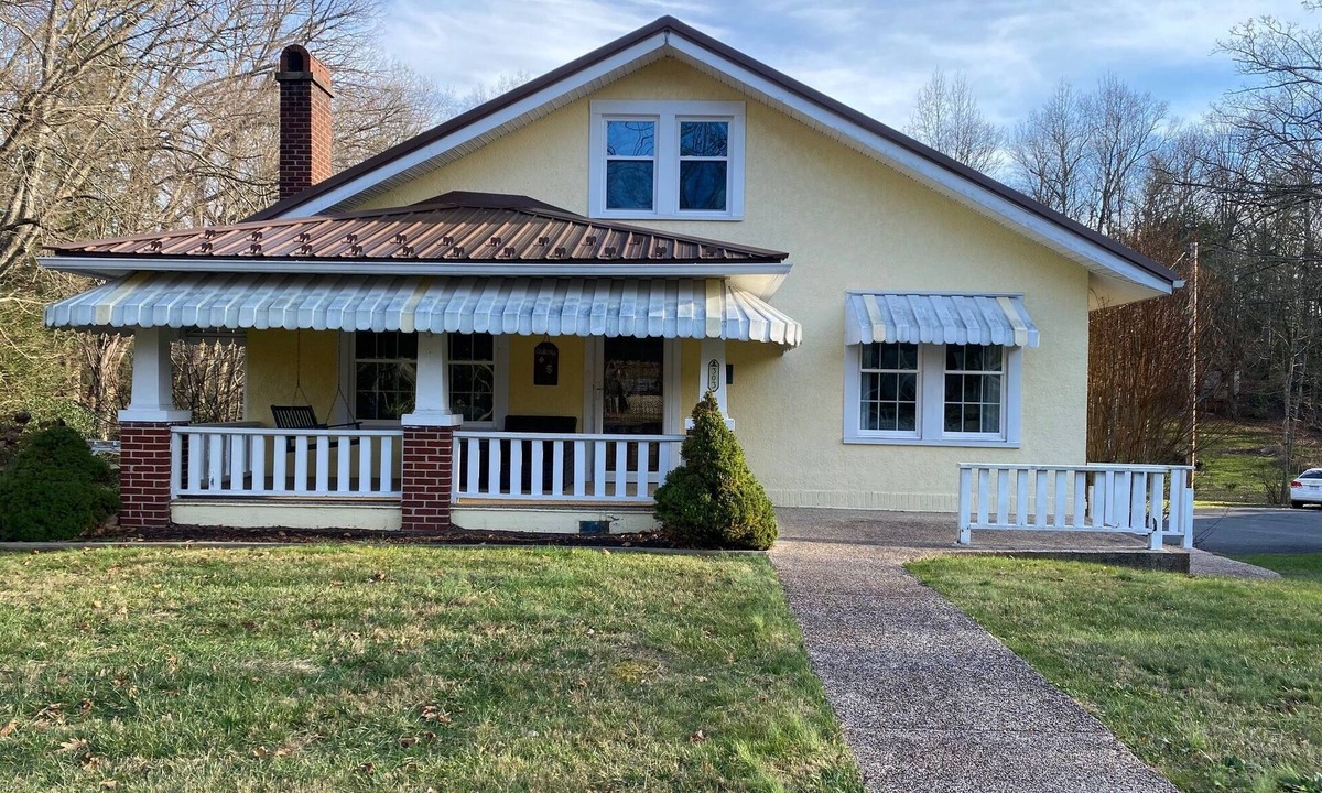 Fayetteville House | Charming 2-bedroom house in Fayetteville close to National Park and downtown.