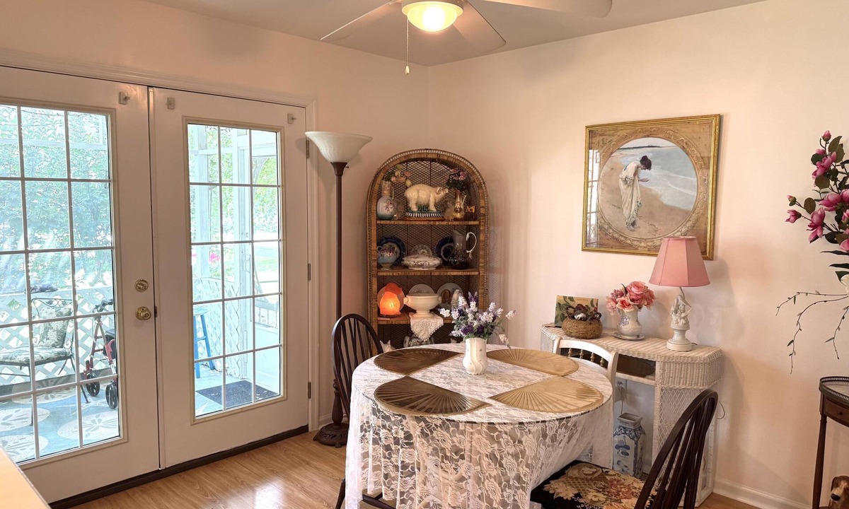 Colonial Beach House | Charming 2BR Cottage on The Point