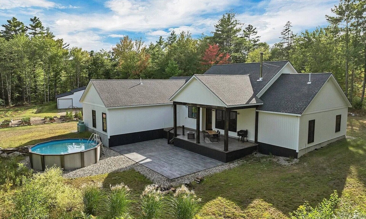 Lebanon House | Charming 3-bedroom Farmhouse in the Seacoast