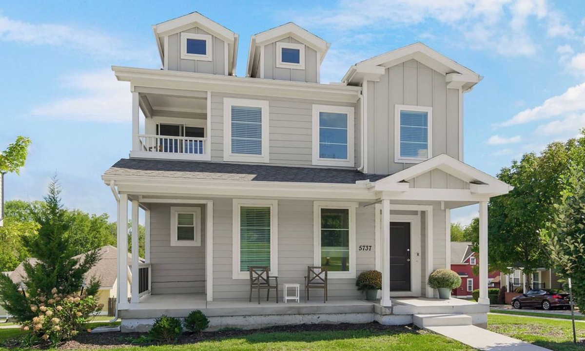 Raytown House | Charming 3-bedroom house 5 minutes from stadiums with balcony and garage