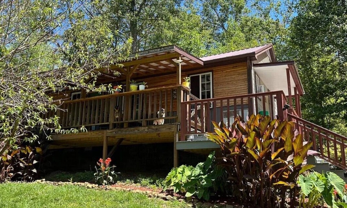 Lindseyville Cabin | Charming 3-bedroom cabin with Hot tub, Wi-fi Near Nolin Lake and Mammoth Cave
