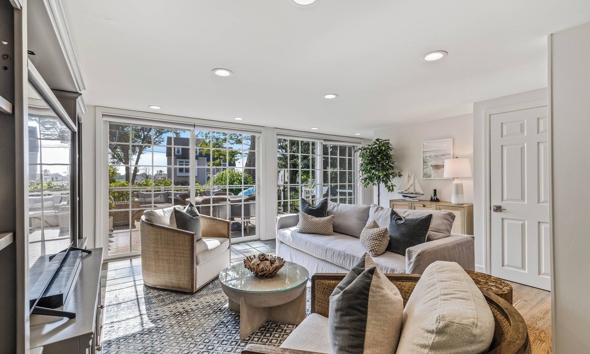 Saybrook Manor Cottage | Charming 3-bedroom cottage short walk to Chalker Beach
