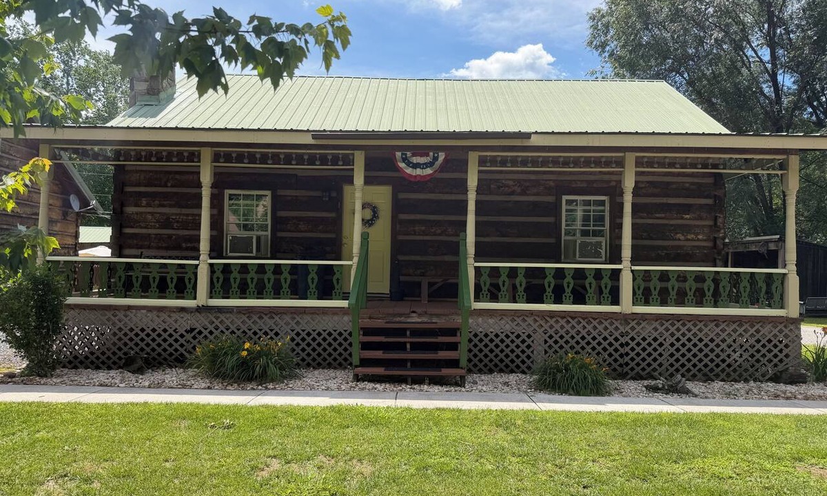 Seneca Rocks Cabin | Charming 3-bedroom 5 bed hottub cabin WiFi in scenic Seneca Rocks West Virginia