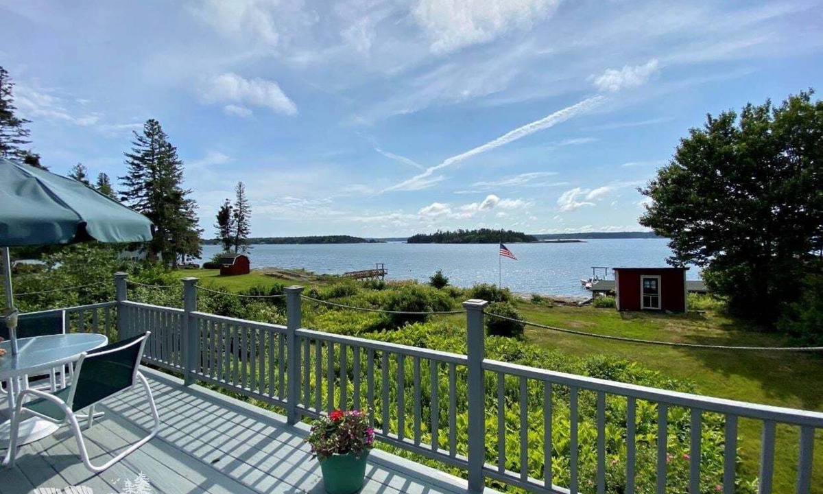 Isle of Springs Cottage | Charming 3BR cottage with king bed and two twin rooms in Southport.