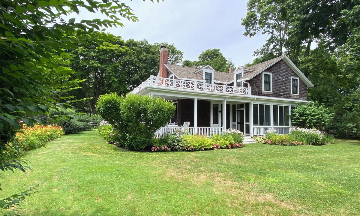 Silver Beach House | Charming 6-bedroom house in West Falmouth.