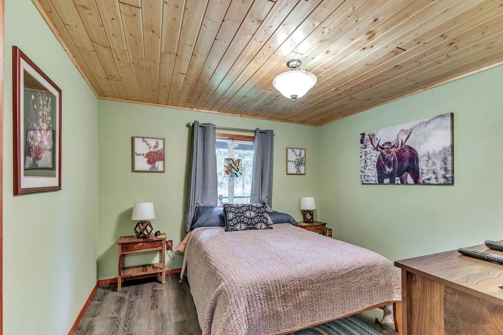 Big Lake Cabin | Charming Alaska Cabin Near Diamond Lake with Fire Pit, Kayaks & Northern Lights Views