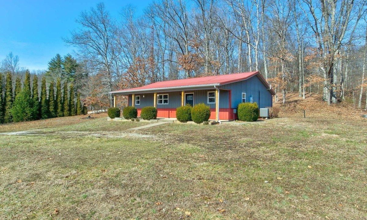 Fulda Other | Charming and private 3-bedroom farmhouse in lovely Evanston with WiFi, AC.