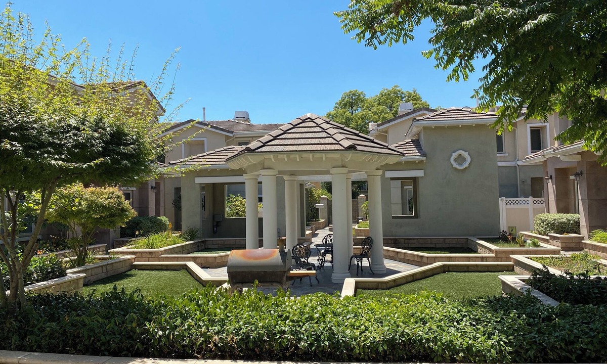 Mid Central House | Charming and Spacious 2B + 2.5 Bath Townhome