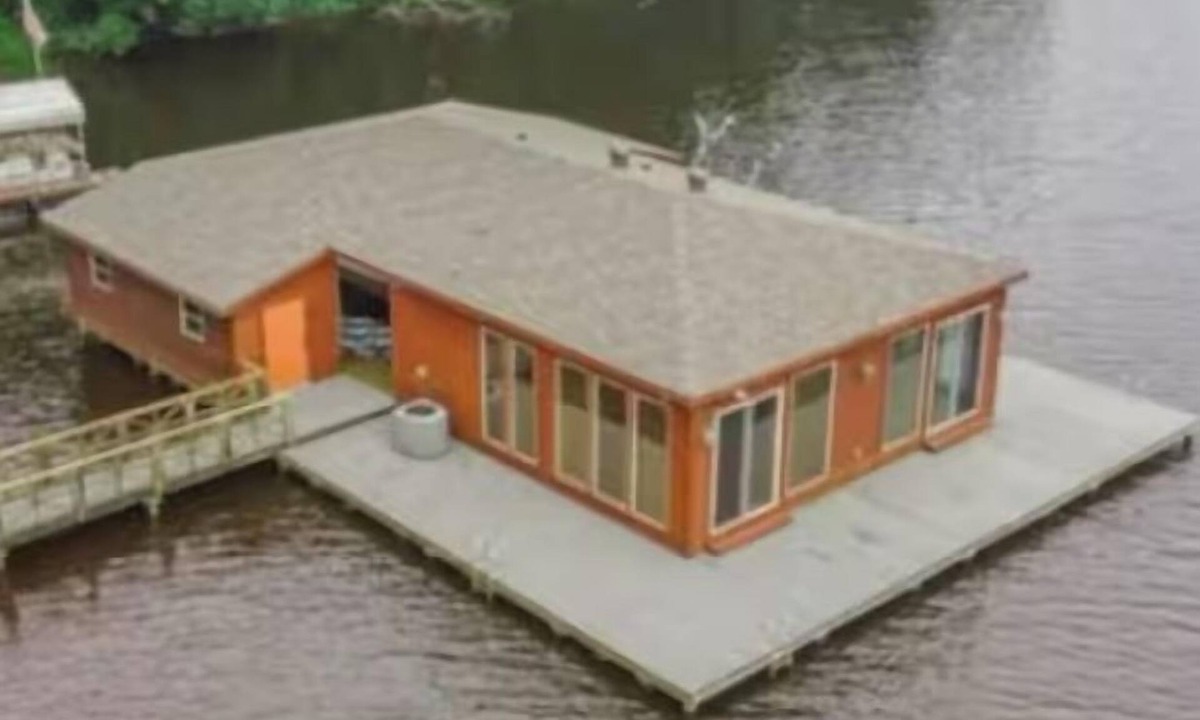 Benton Apartment | Charming Boathouse studio in beautiful Benton, LA with AC!