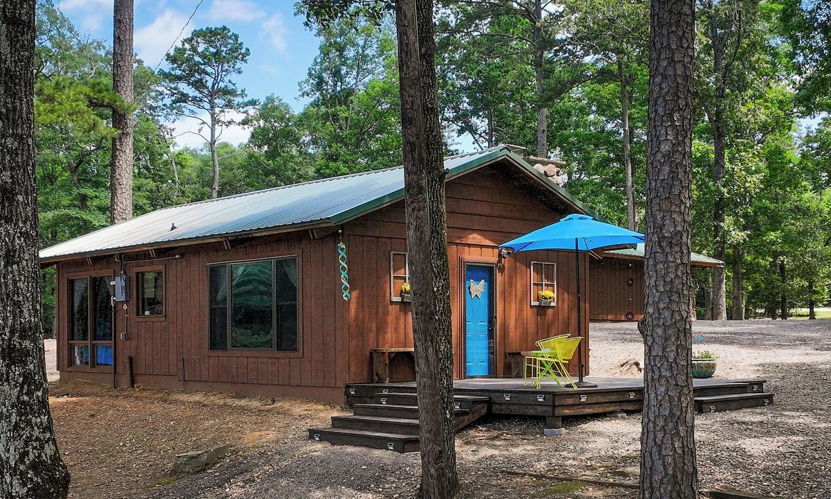 Perryville Cabin | Charming Cabin on Henry Lake at Ouachita Foothills