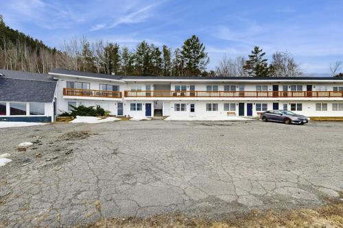 Rockwood House | Charming condo w/lake access, dock, WiFi & mountain views