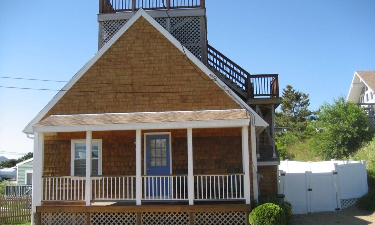 Newbury House | Charming Cottage w/Panoramic Roof-top Views! June 27 Available!
