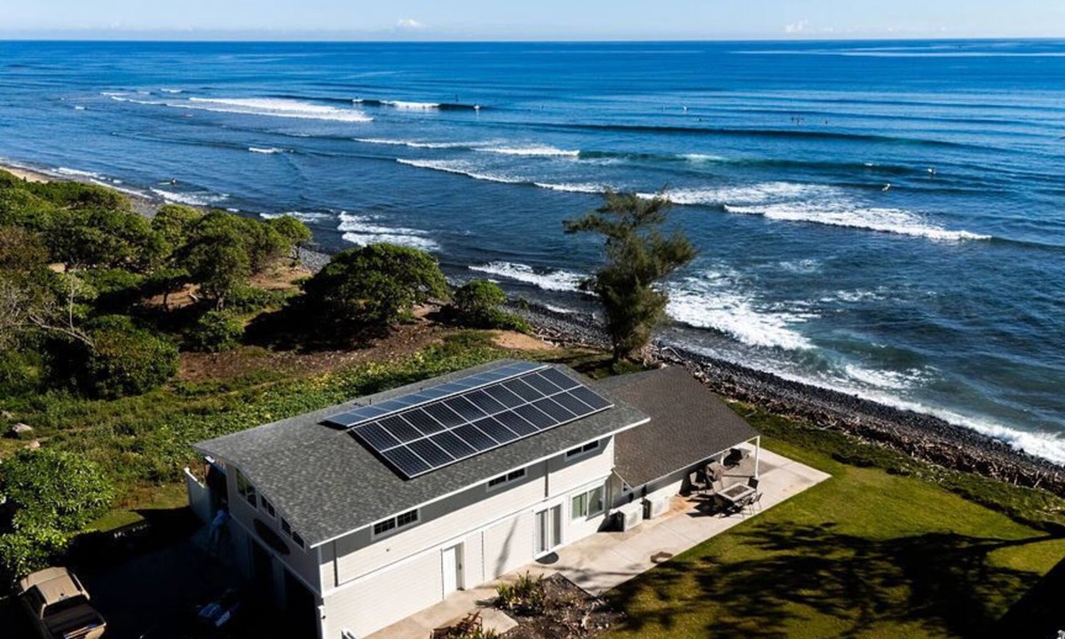 Waihee-Waiehu House | Charming Direct Oceanfront North Shore Beach House