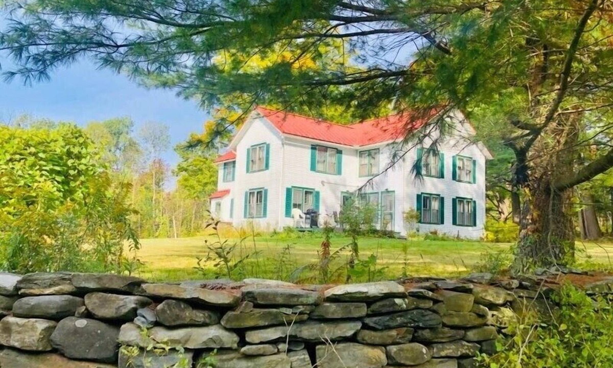 Worthington House | Charming Farmhouse - quiet, private & peaceful