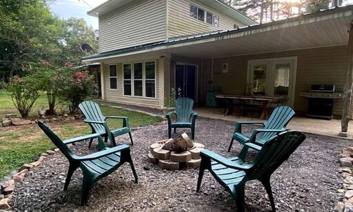 Boles Cottage | Charming Group Cottage with Amazing Equipped Backyard in Arkansas