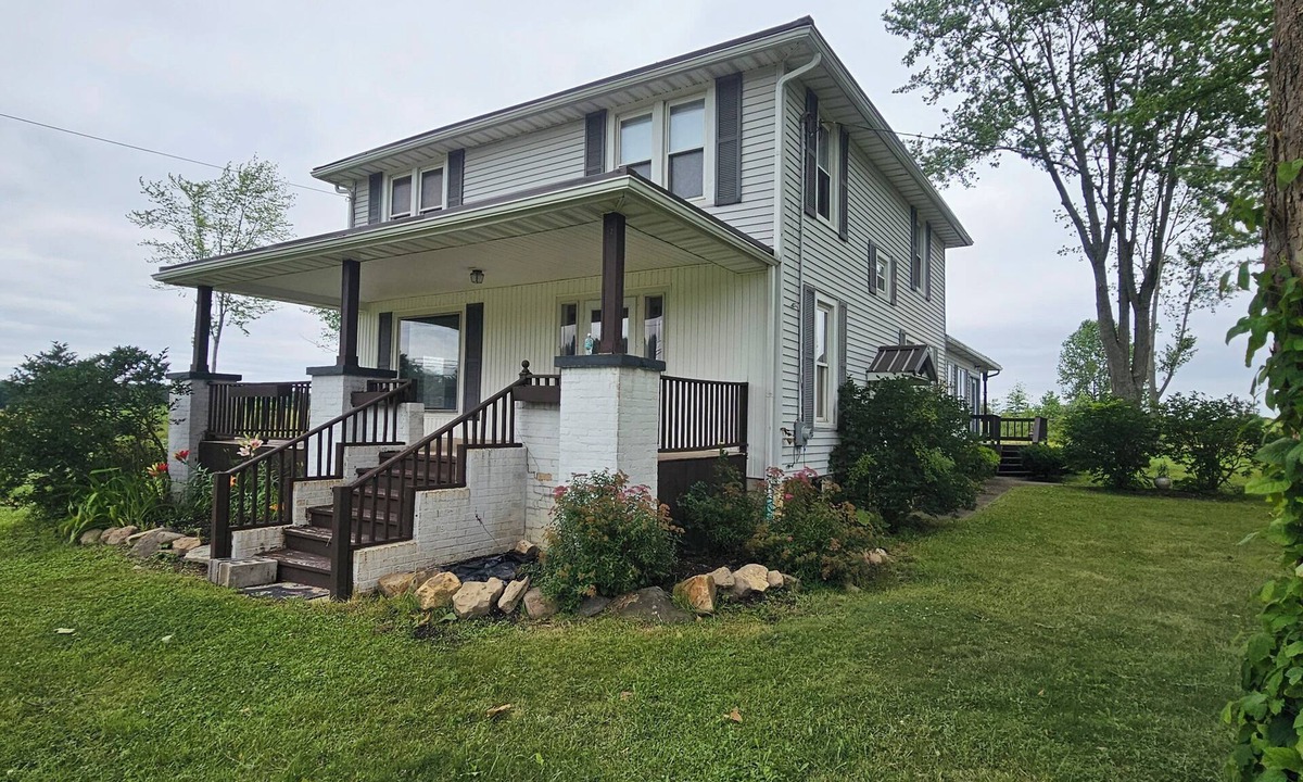 Rock Creek House | Charming & Historic 4-bedroom Farmhouse in Rock Creek with HVAC, WiFi