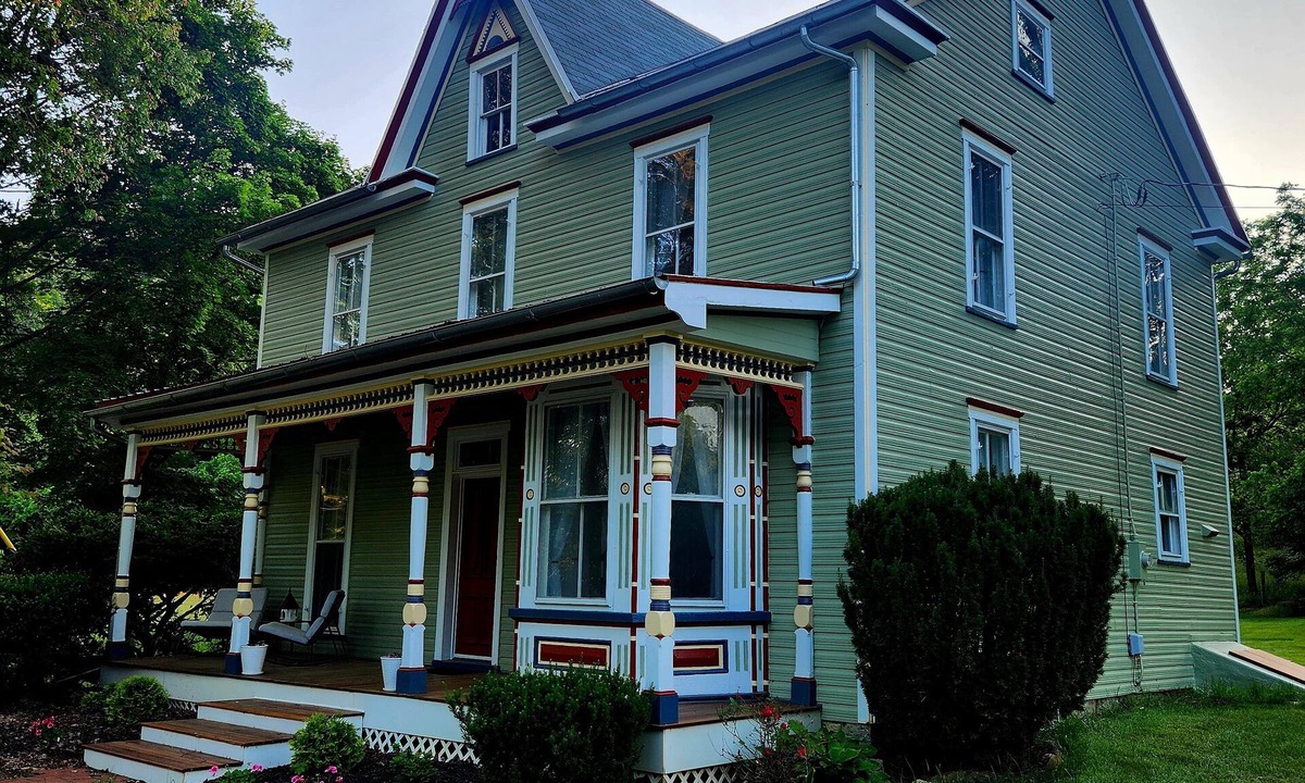 Rohrersville House | Charming Historic Victorian 4 bedroom guesthouse in Rohrersville with WiFi, AC