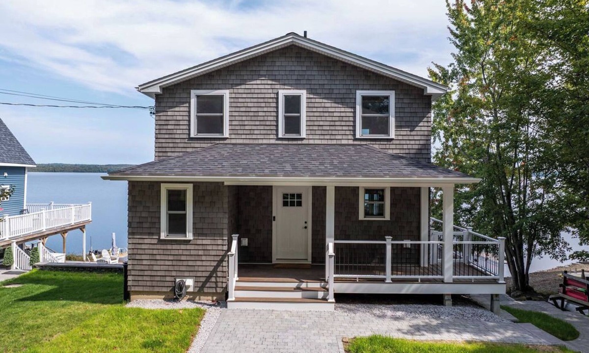Newport Cottage | Charming Lakefront Cottage