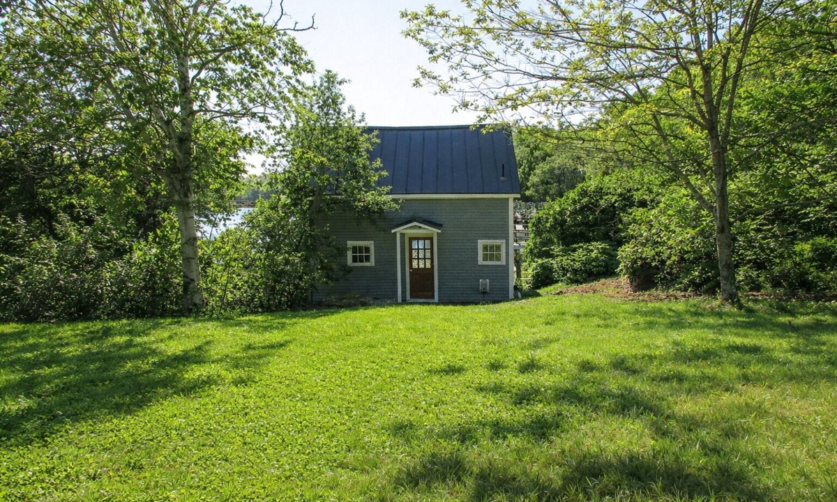 Sebascodegan Island Cottage | Charming Maine cottage overlooking the working waterfront.